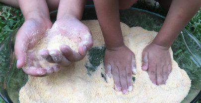 Estimulación tactil con arena comestible