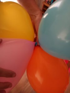 Cómo hacer una guirnalda de globos? Arco orgánico de globos. Paso