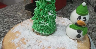 Pastel con un árbol de Navidad sin gluten