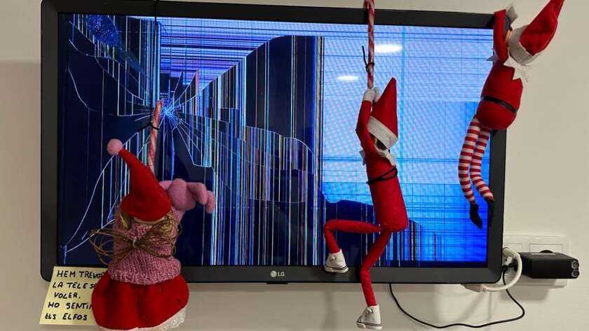 Elf on the shelf ideas: Rompen el Televisor